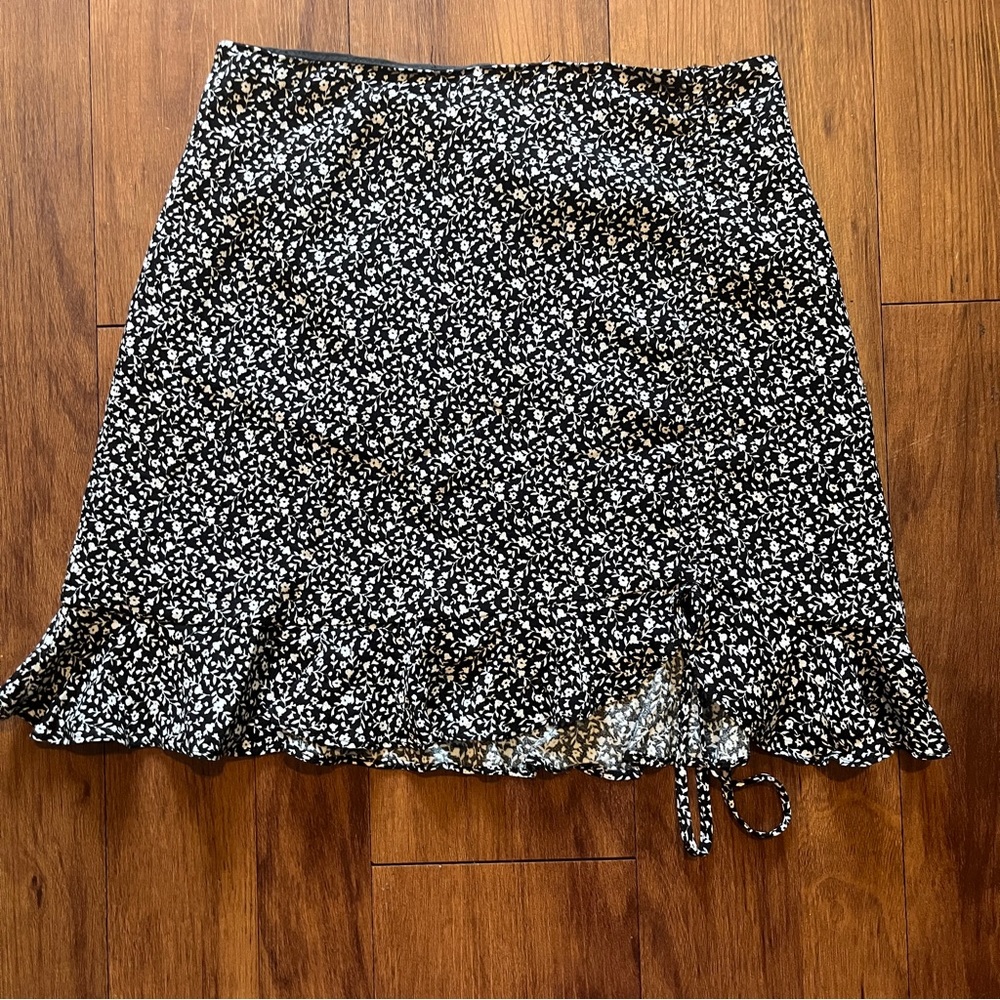 Forever 21 black and white ditsy floral skirt
